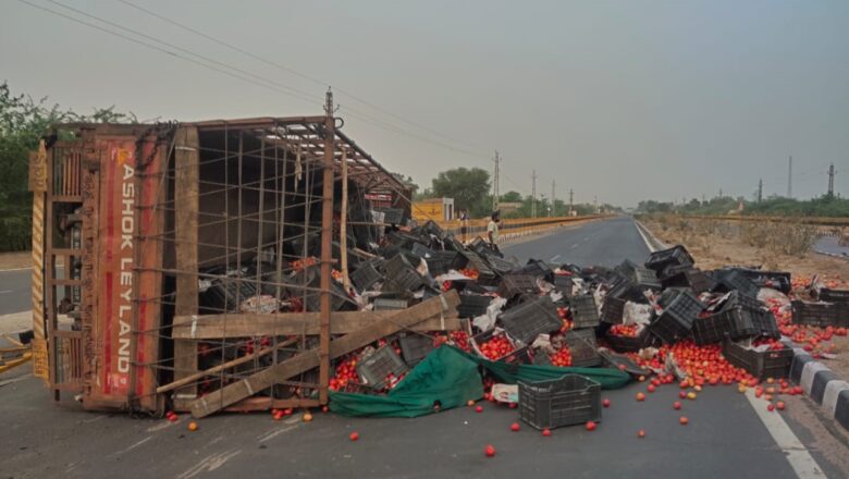 बीकानेर में बड़ा हादसा टला: टमाटर से भरा ट्रक पलटा, ड्राइवर सहित सभी बाल बाल बचे